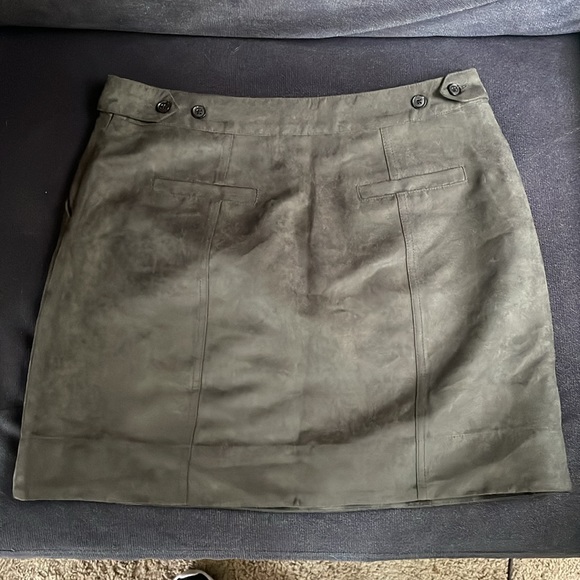Banana Republic VEGAN SUEDE MINI SKIRT Sheltered Earth NWOT - Picture 3 of 5